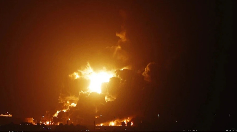 Дальнобійні санкції: ССО уразили стратегічний нафтохімічний завод РФ