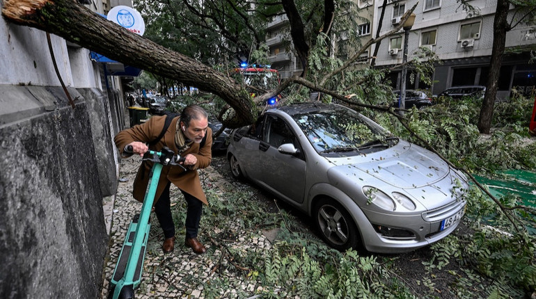 Ураган завдав Португалії збитків на 4,7 мільярда доларів