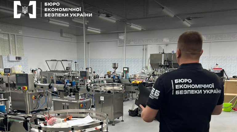 300 работников, 7 производственных линий: БЭБ разоблачило незаконное производство и сбыт вейпов
