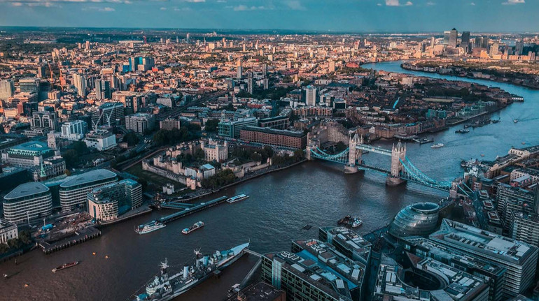 У подсанкционных российских олигархов нашли десятки не арестованных имений в Британии