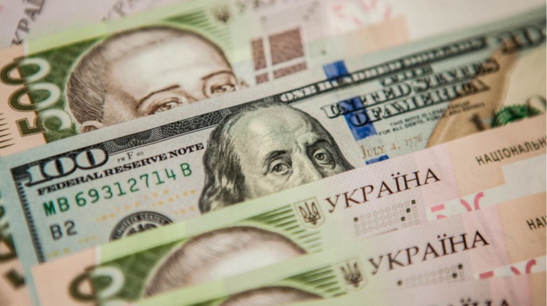 Украинцы забирают гривны из банков, но наращивают валютные депозиты
