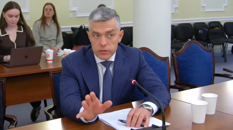 Правительство уволило председателя наблюдательного совета Сенс банка