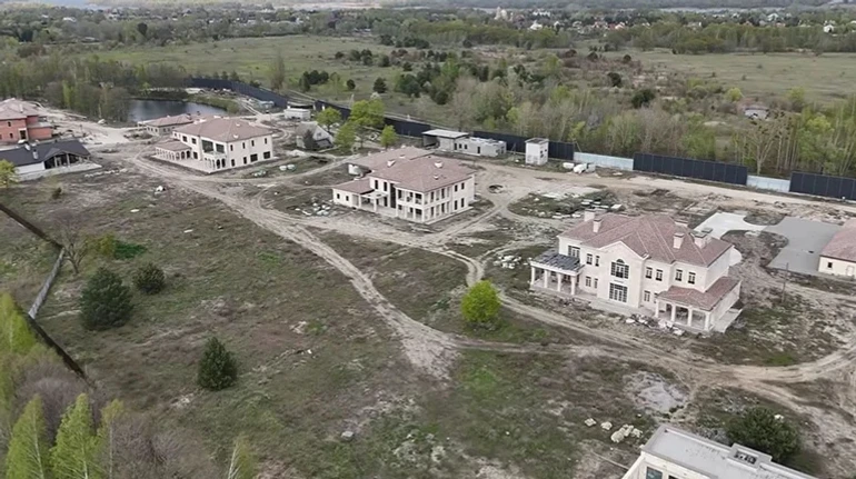 Техника мэра Украинки вывозила песок с кладбища для поместий Династии