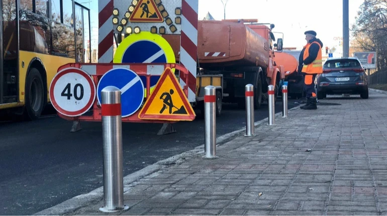 В Киеве будут судить руководителя ДЭУ: переплатил 3 миллиона гривен за столбики