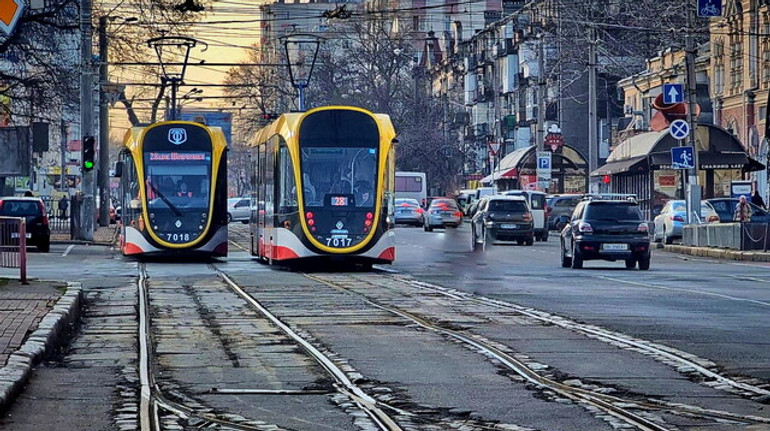 У Києві через обстріл на низці ділянок призупинено рух електротранспорту