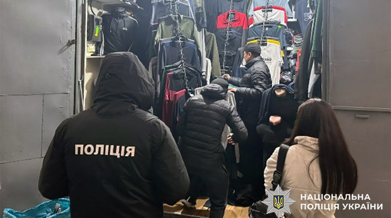 На Хмельниччині ліквідували виробництво одягу-підробок світових брендів