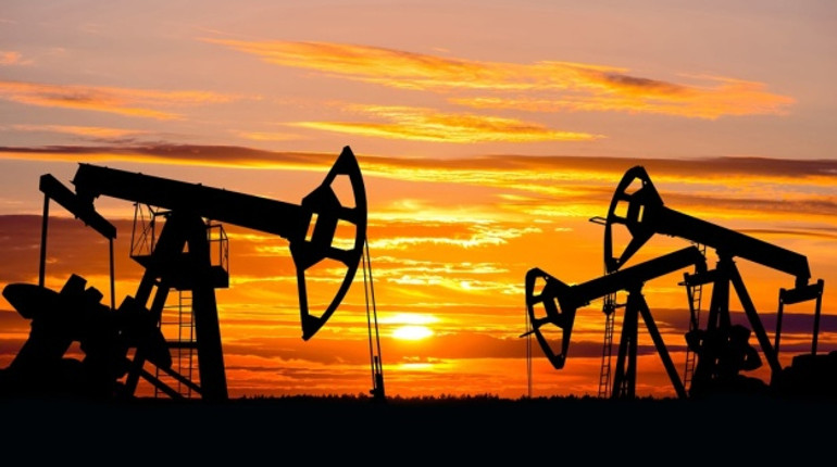 России придется сократить добычу нефти из-за атак дронов - Reuters