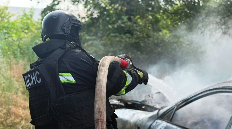 У Харкові російські БпЛА поцілили у АЗС та машину комунальників, є поранені
