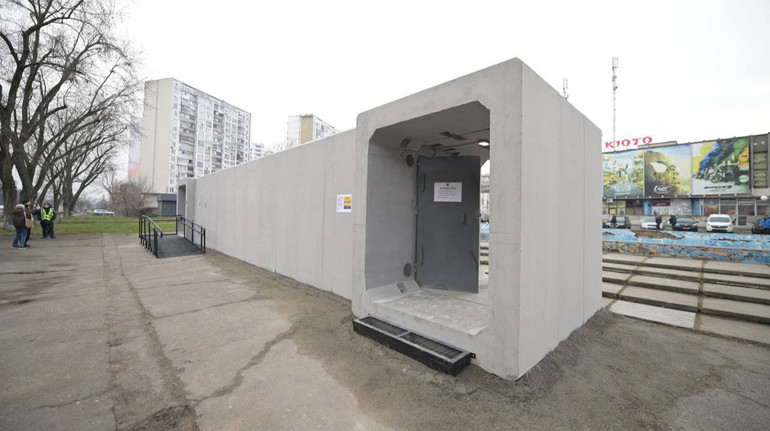 В Києві встановили перше мобільне укриття
