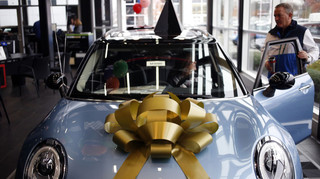 От Rolls-Royce до Москвича: какие авто чаще всего дарят украинцы