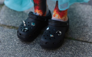 Феномен Crocs: як потворні гумові капці захоплюють світ останні 20 років 