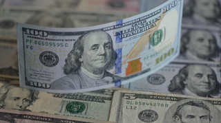 Долар переживає найгірший старт року з 1973 року на тлі політики Трампа