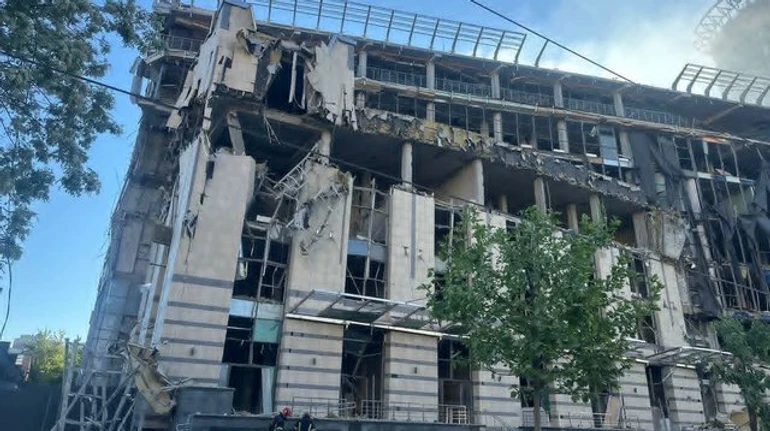 Зруйнований російськими ударами БЦ Лук'янівський частково демонтують