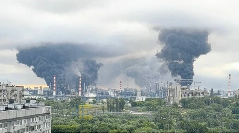 Безпілотники уразили Московський НПЗ: місто затягнуло густим димом