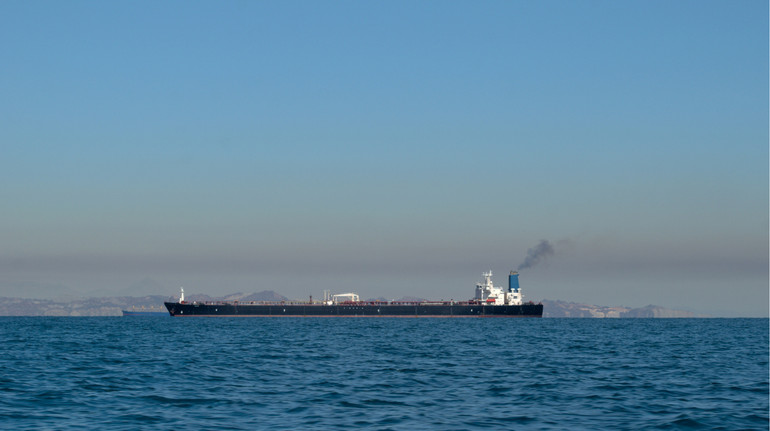 Супертанкер з іранською нафтою проскочив крізь Ормузьку протоку