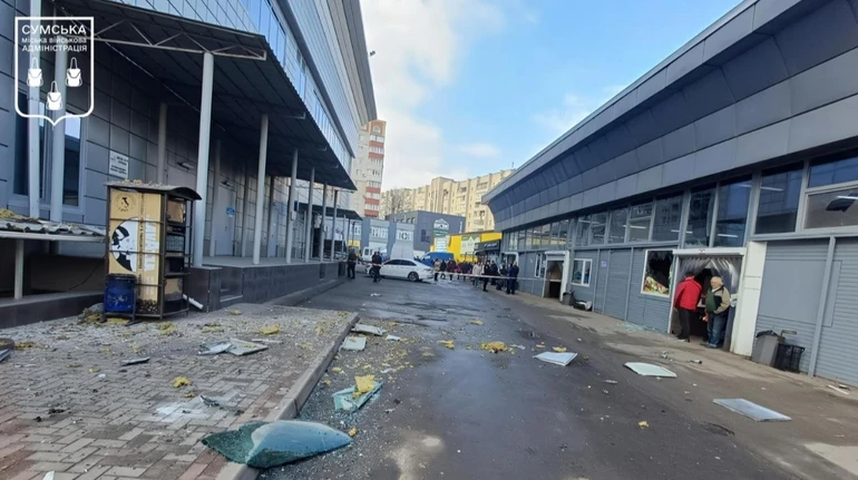 Росіяни поцілили у торговельний центр у Сумах