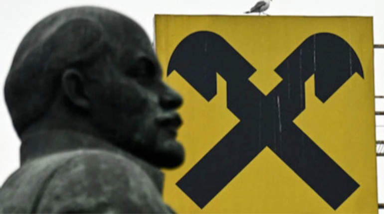 СЕО Raiffeisen йде у відставку залишаючи проблему з Росією наступникам