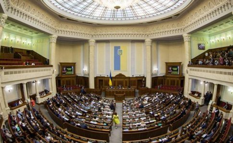 Рада зробила крок до звільнення від податків зарплат медиків, які борються з COVID-19