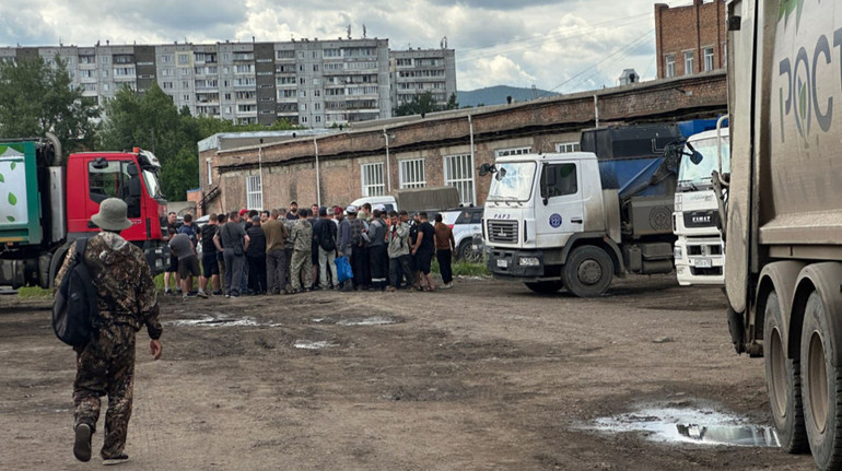 В російському місті виник сміттєвий колапс після страйку водіїв через зниження зарплат