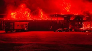 РФ атакувала склад Нової пошти під Києвом: під час гасіння пожежі були повторні удари