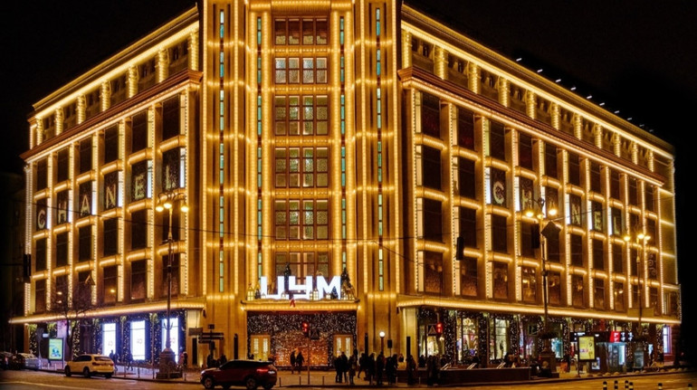 Киевский ЦУМ почти полностью отключил наружную подсветку