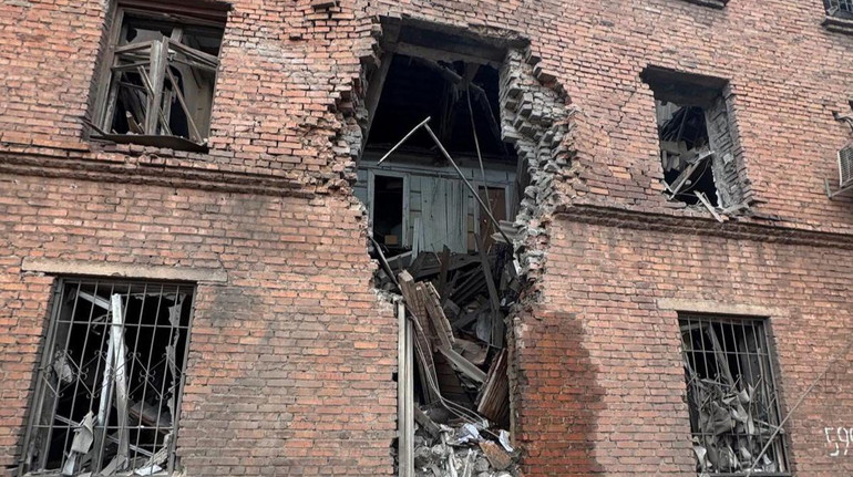 Повреждения критические: в Кривом Роге враг попал по зданию налоговой