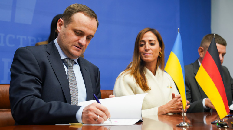 Мінрозвитку підписало угоди щодо житлових програм для ВПО