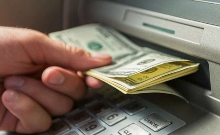 П​​риватБанк відновить прийом готівкової валюти у своїх терміналах