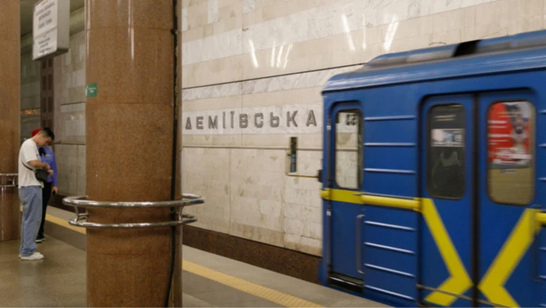 Київський метрополітен закупить 3600 стільців для повітряних тривог
