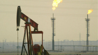 Нефть растет на фоне сокращения запасов в США