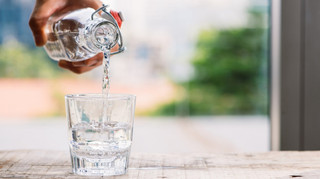 Трех производителей воды оштрафовали за ложь о свойствах на упаковке