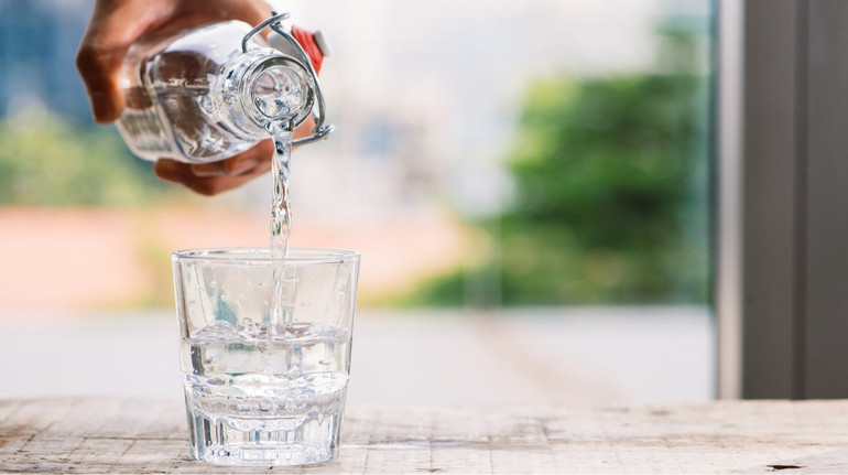 Трьох виробників води оштрафували за брехню про властивості на пакуванні