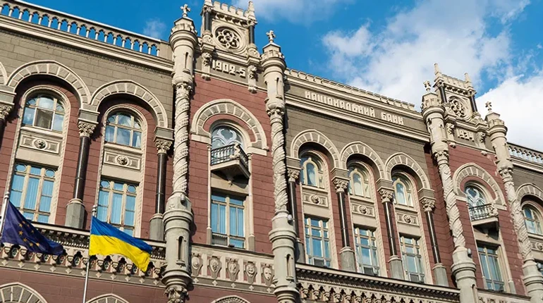 Украинцы начали нести в банки больше наличных: в НБУ назвали причины