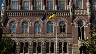 НБУ побив два рекорди, стримуючи падіння гривні