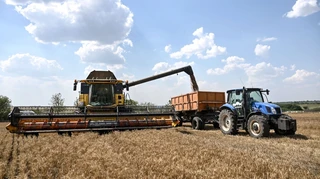 Правительство упрощает получение права управления сельхозтехникой из-за дефицита водителей