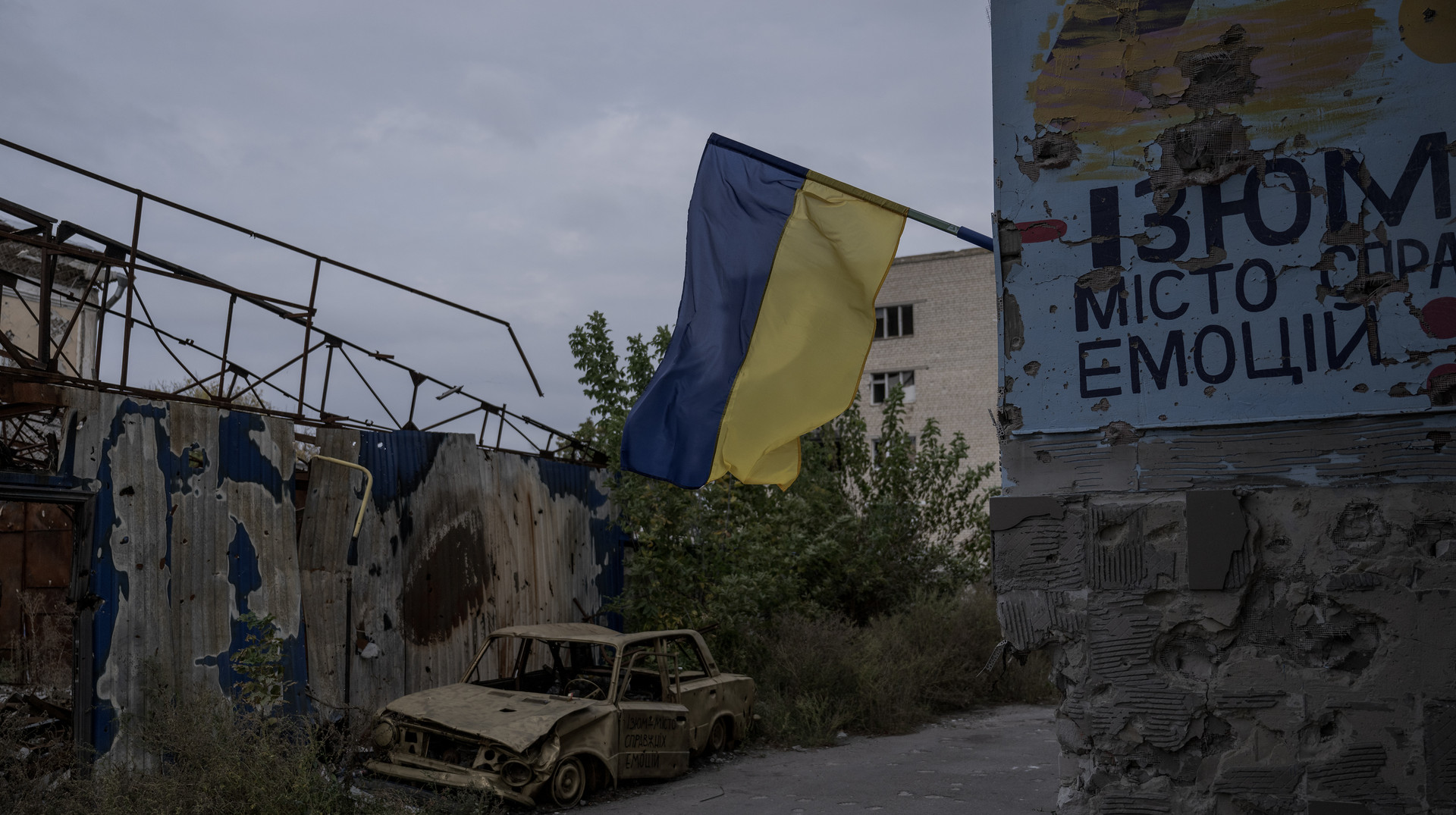 Відновлення під обстрілами: що купує Ізюм і хто отримує підряди