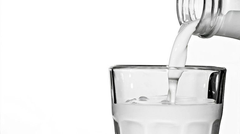 В Україні дешевшає молоко: що буде з цінами далі