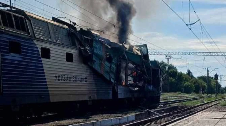 В Днепропетровской области россияне обстреляли пассажирский поезд