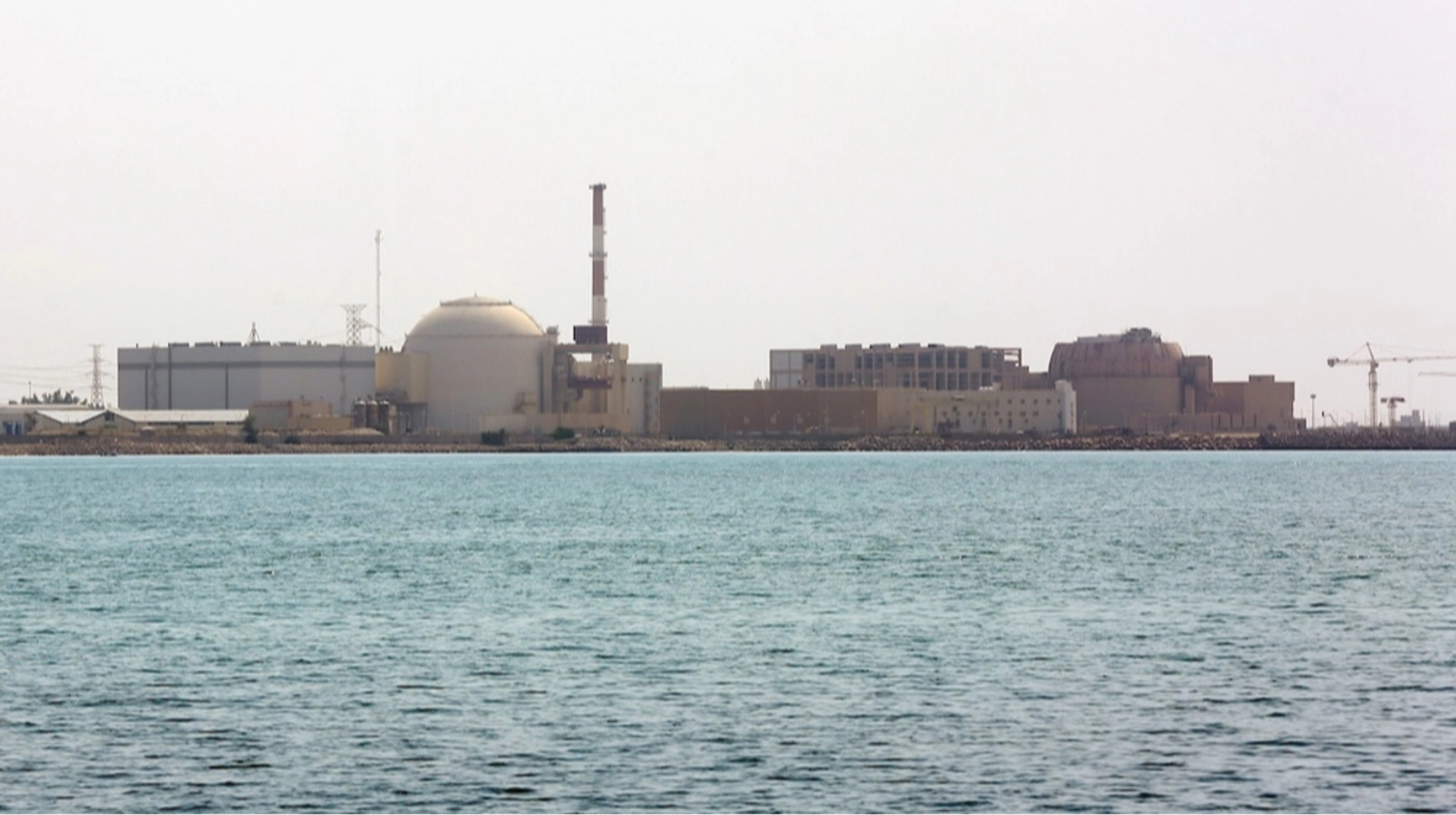 Росатом хоче вивезти з Ірану всіх будівельників АЕС Бушер