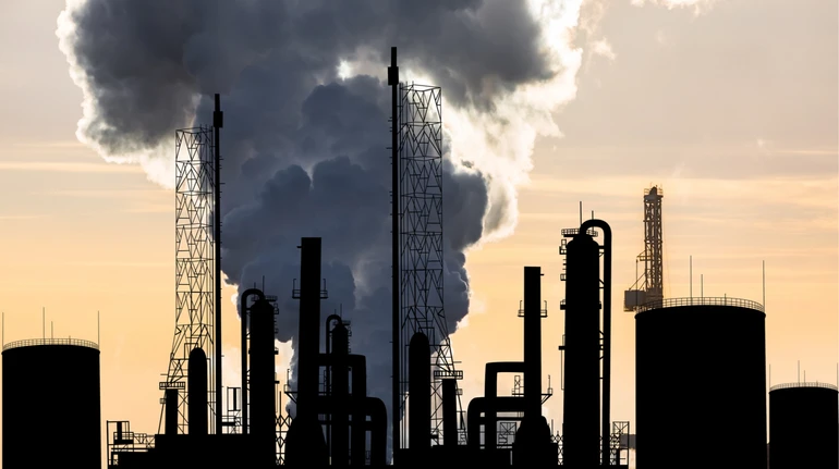 Один из крупнейших НПЗ России может не работать еще месяц - Reuters