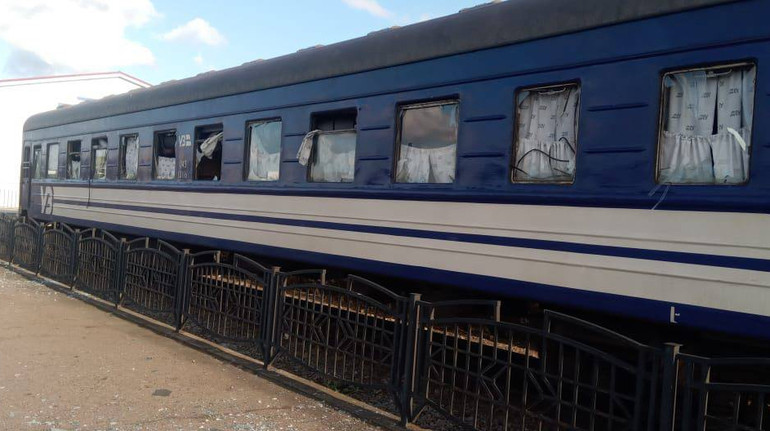Ворог обстріляв залізничний вокзал в Сумах, пошкоджено поїзд