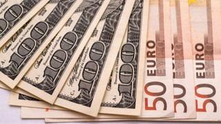 Новые антирекорды гривны: официально евро впервые пересечет отметку 50, доллар – по 43