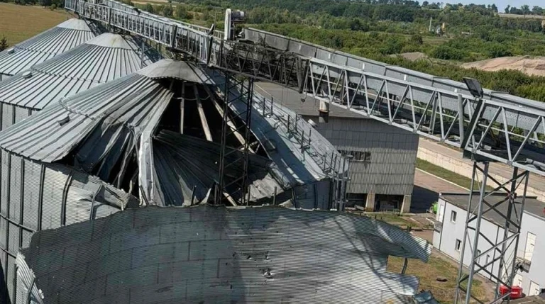 РФ зруйнувала елеватор на Сумщині: поранено співробітника