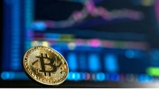 Биткойн упал до минимума за почти 2 года, несмотря на окончание войны в Иране — в чём причина