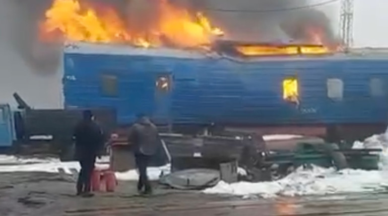 Из-за атаки РФ, которая продолжается более суток, все еще не курсируют поезда из Запорожья в Днепр