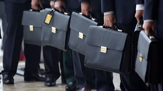 Правительство сокращает четыре тысячи вакантных должностей