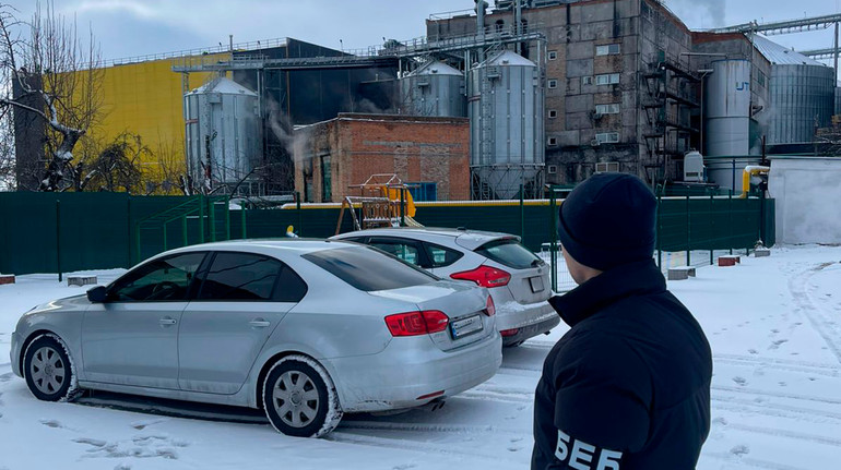 БЕБ знайшло десятки тонн нелегального спирту на біоетанольному заводі