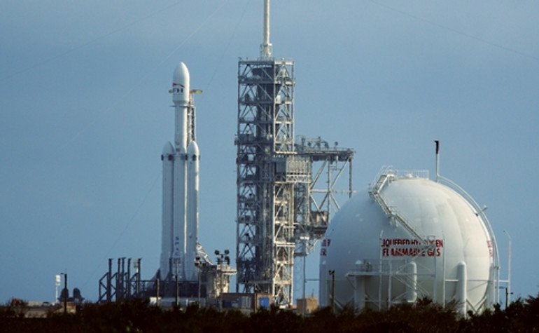 SpaceX совершила исторический запуск Falcon Heavy — самой мощной ракеты в мире