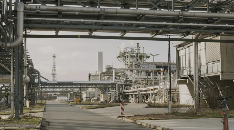 Война с Ираном угрожает основам европейского производства - Bloomberg