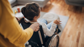 Два кресла колесных и более дорогие протезы для детей: Кабмин обновил условия компенсации средств реабилитации